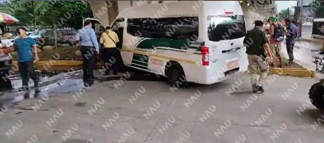 Percance vehicular en Tapachula: transporte público impacta a vendedor ambulante frente al sindicato del IMSS