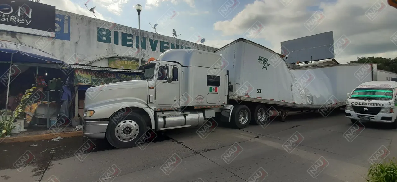 Sobre peso hizo que tráiler se dañara