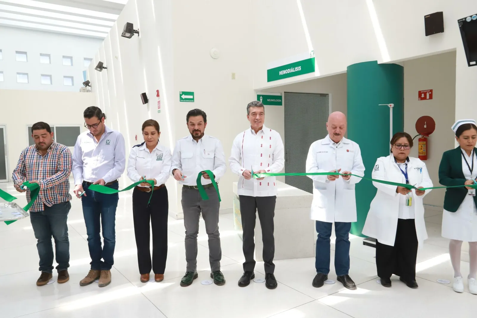 Rutilio Escandón y Zoé Robledo visitan la Unidad de Médica de Atención Ambulatoria de TGZ