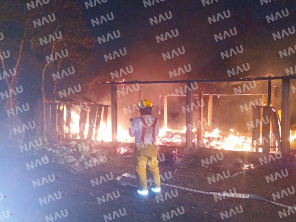 Se incendia una vivienda en el cantón los Llanos municipio de Tapachula
