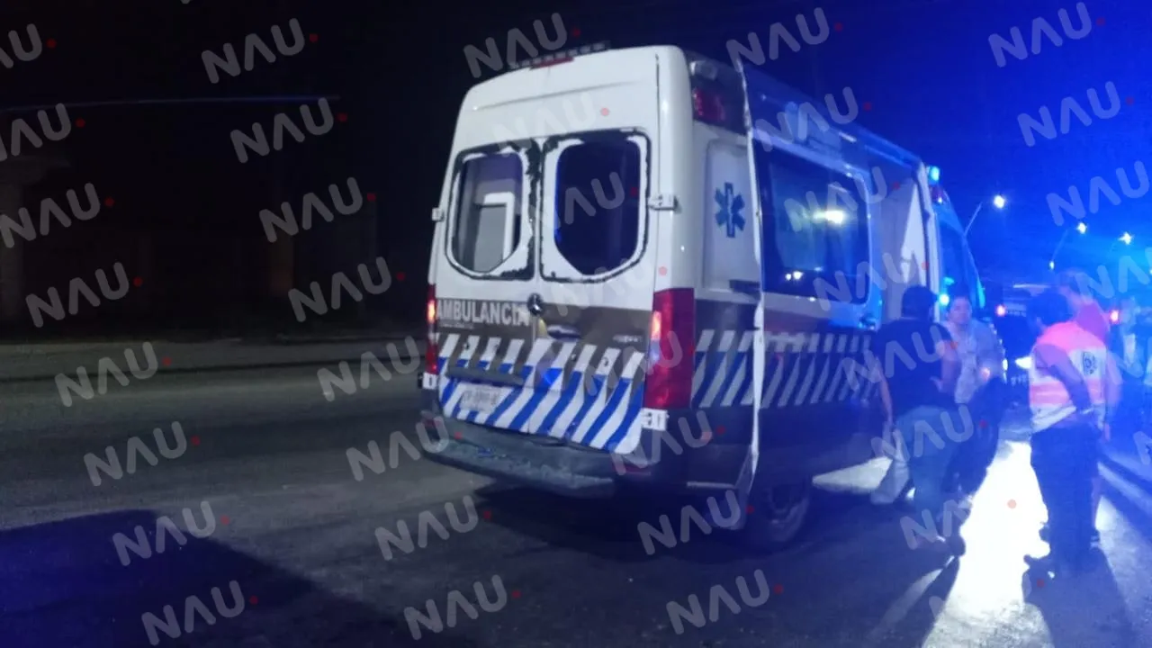 Atiende Cruz Roja Mexicana y PC Tapachula a tres personas en choque de ambulancia y tráiler