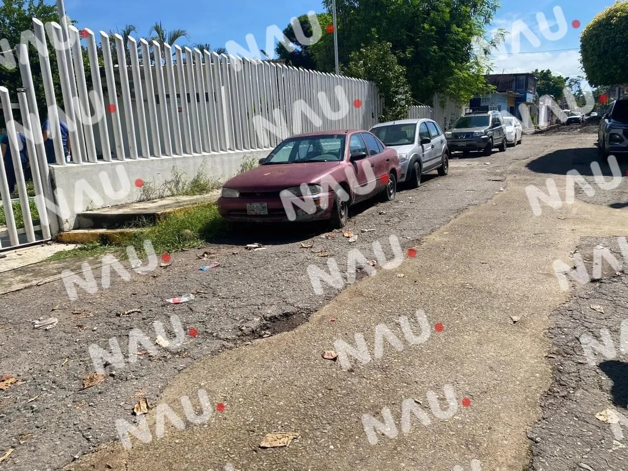 Habitantes de la Colonia Villa de las Flores Exigen Solución a la Invasión de Vehículos en la Acera