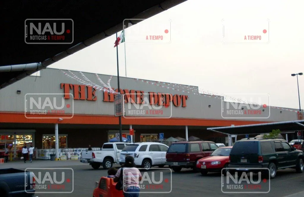 Cristalean vehículo en Home Depot y se roban computadora