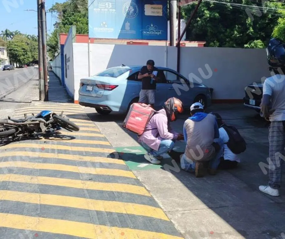 Fuerte percance vehicular en céntrico crucero de Tapachula deja un motociclista lesionado