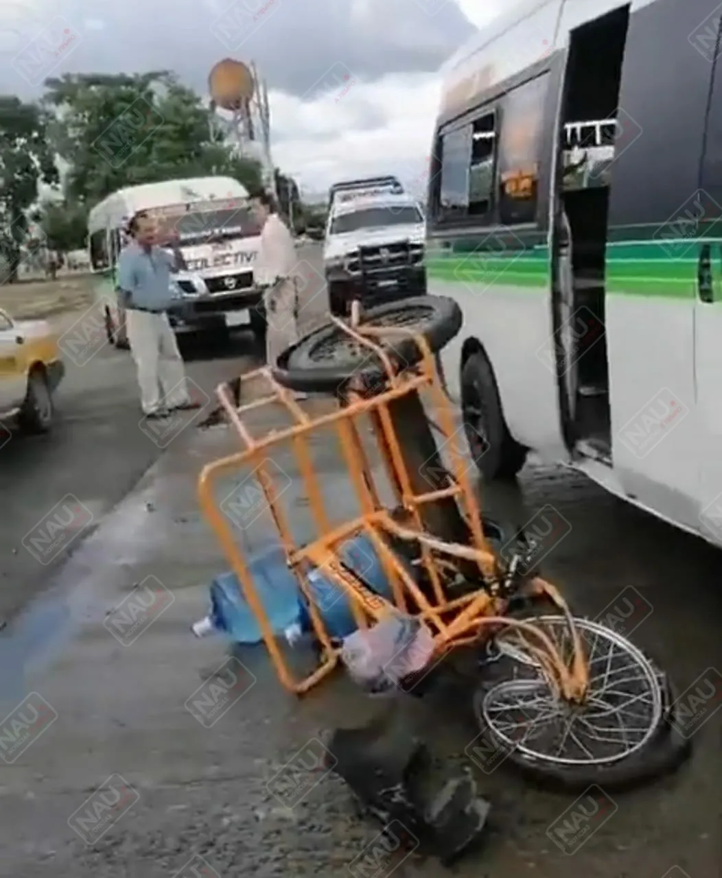 Repartidor de agua resultó grave al ser impactado por una combi de pasaje