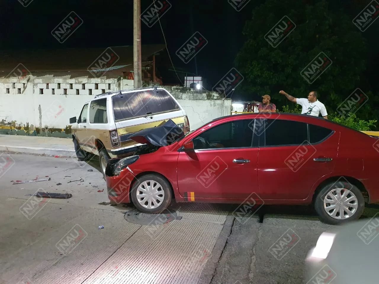 Casi acabó su carro en accidente