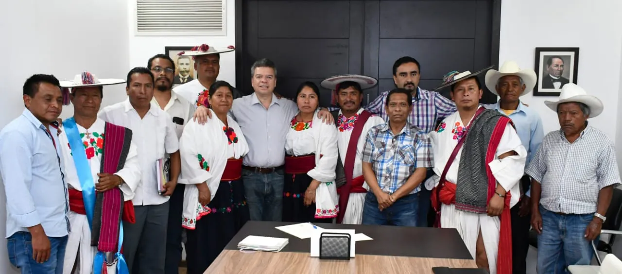 Recibe Ismael Brito a pobladores de Huixtán