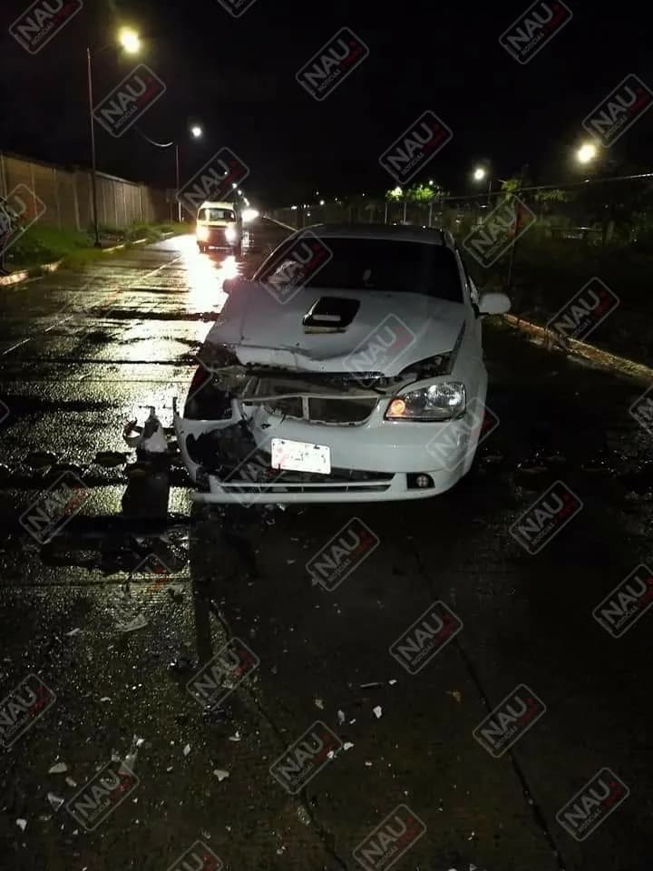 Abandonan vehículo accidentado en el Par Vial de Tapachula