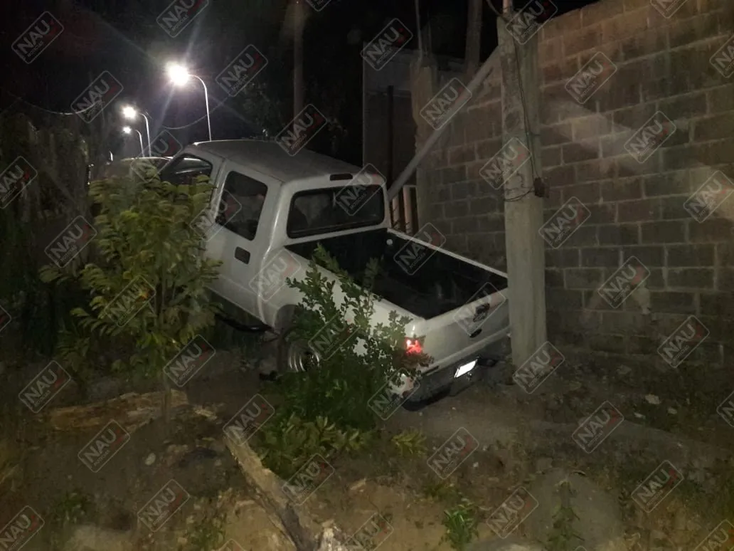 Vehículo y conductor causaron daños a una casa