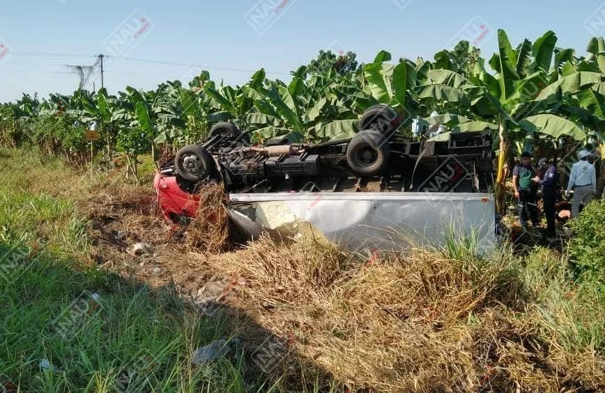 Vuelca camión cargado de carne