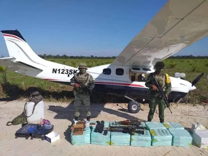 EJÉRCITO ASEGURA AVIONETA QUE INGRESÓ A MÉXICO DE FORMA ILÍCITA CON MÁS DE 350 KILOS DE COCAÍNA Y ARMAS