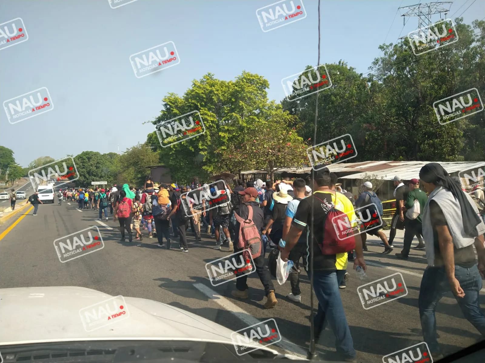 Migrantes regularizados esperan caravanas para continuar su camino.