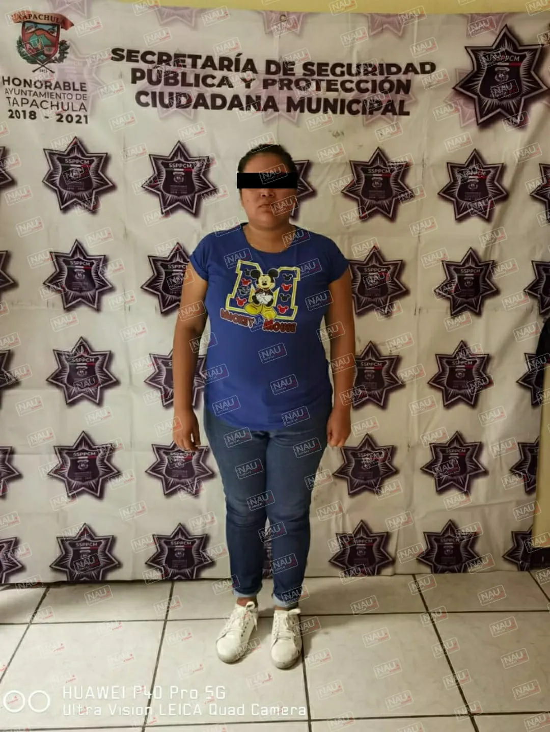 Golpeó a una mujer policía.