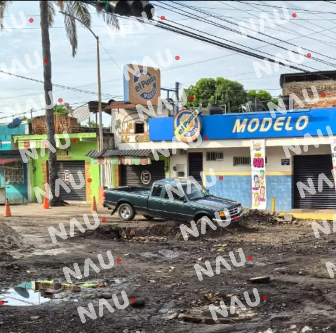 Camioneta queda atrapada en calle en reparación en Tapachula