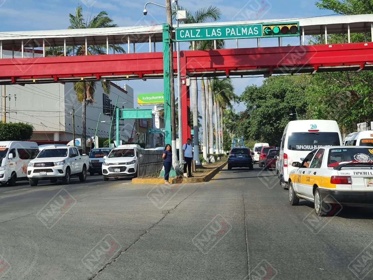 Limpia parabrisas se roba dinero de un bolso de un carro