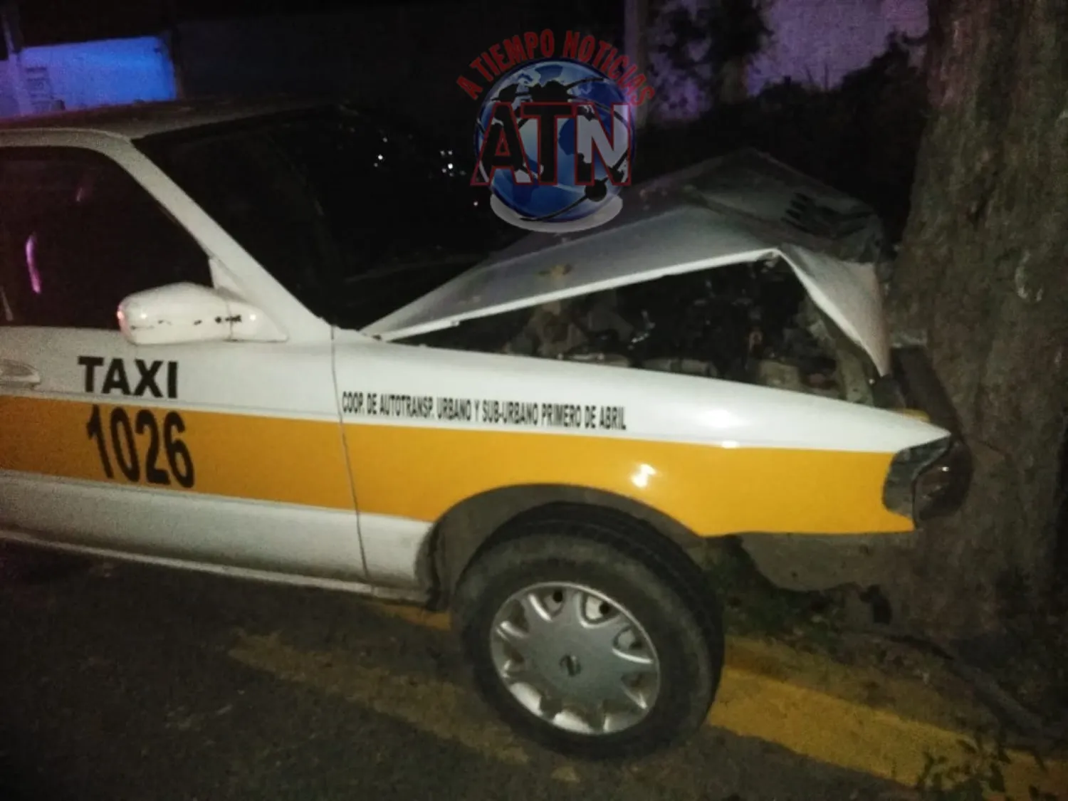 Abandonan taxi chocado contra un árbol