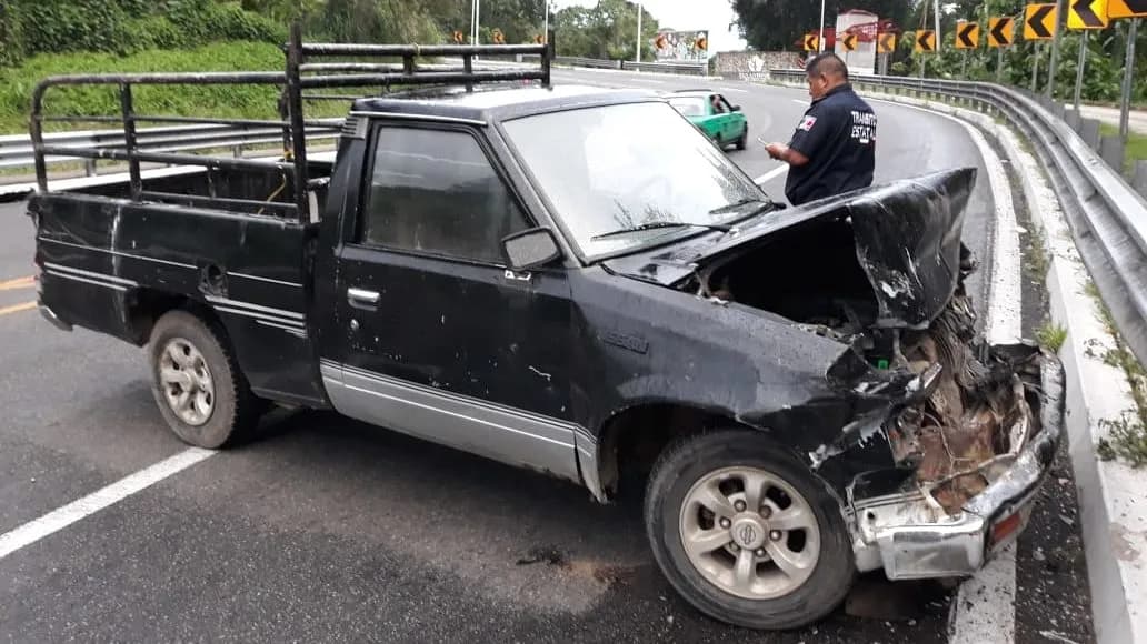 Abandonan camioneta accidentada