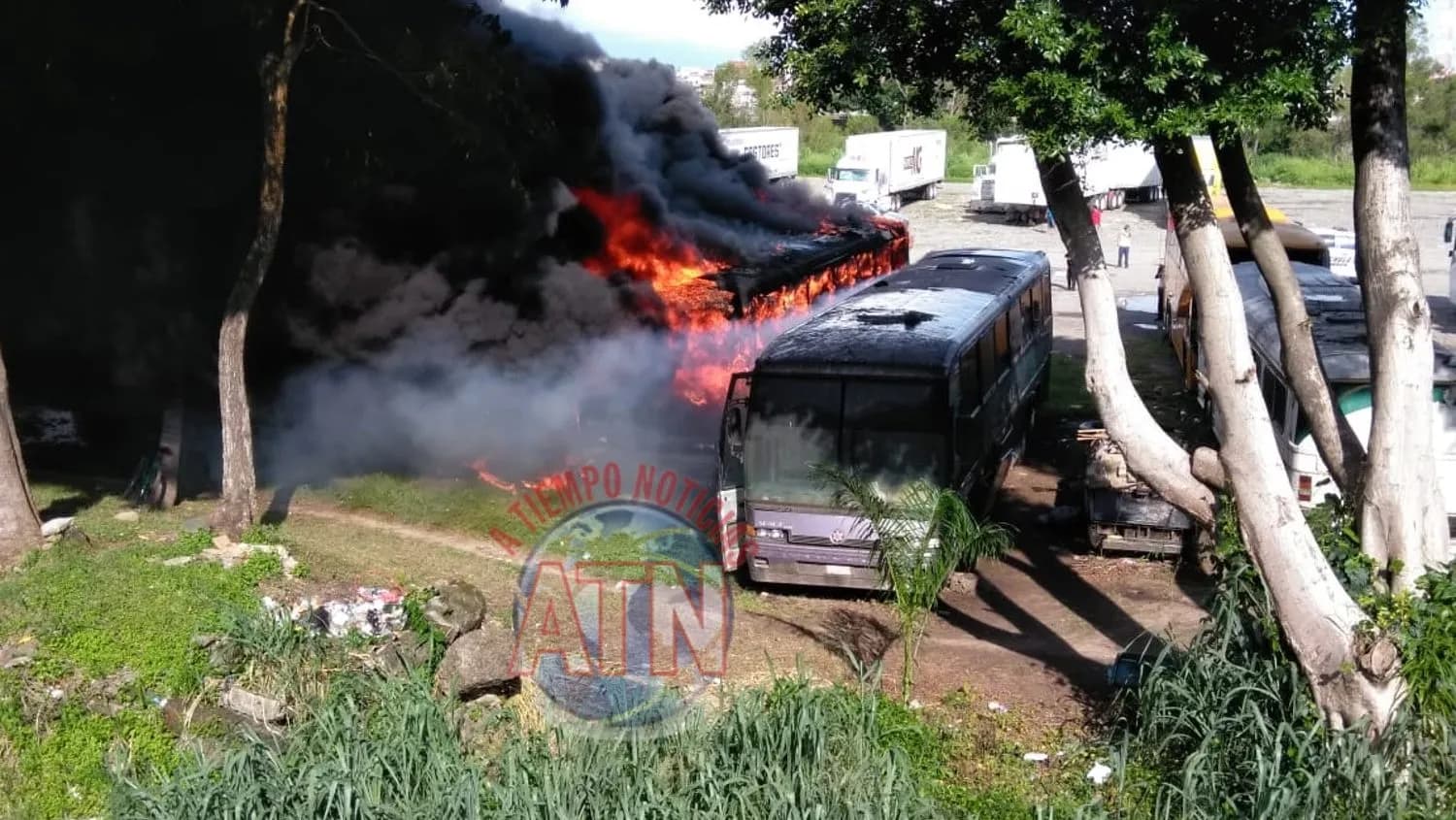 Se incendia camión abandonado en una pensión