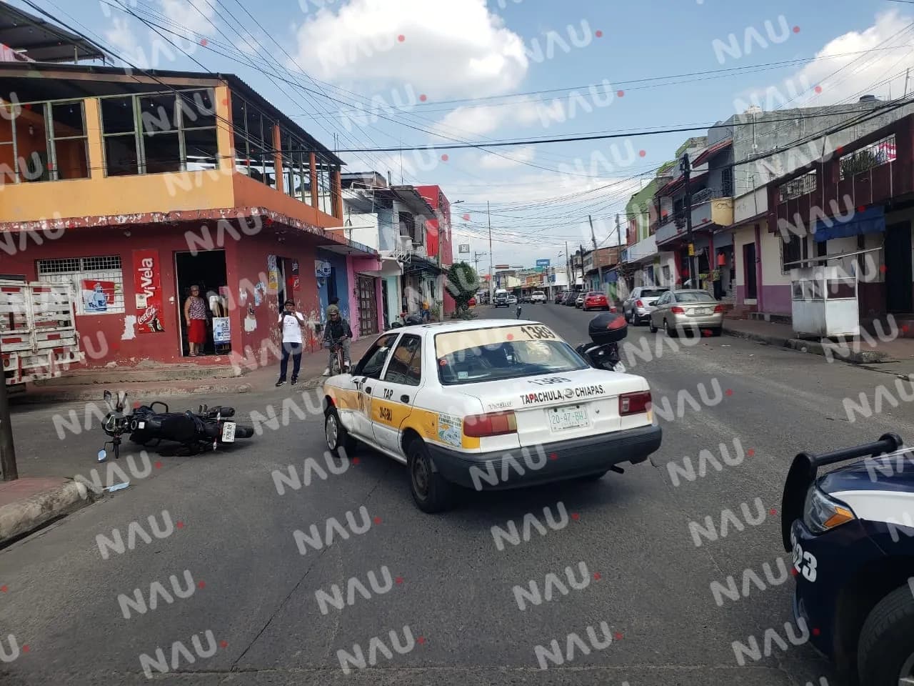 Motocilista lesionado al chocar contra taxi