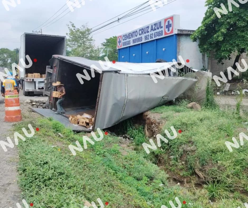 Volcadura de remolque en pensión de tráileres deja solo daños materiales en Tapachula