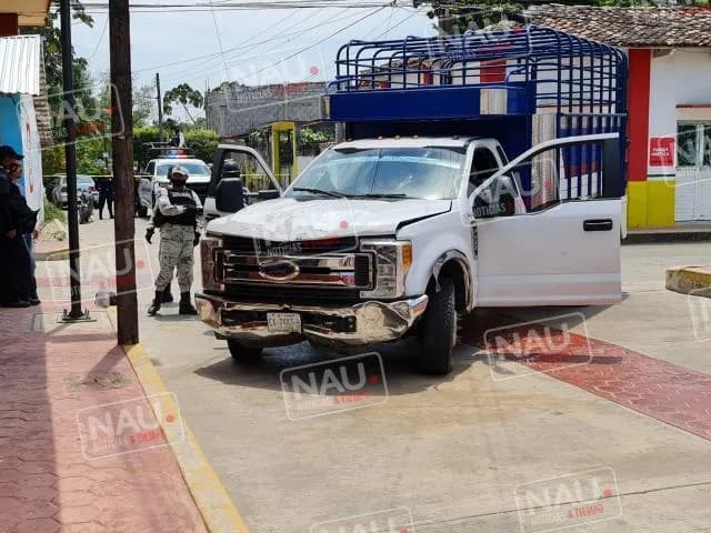 GN detiene a conductor que ocasionó daños a un negocio, una motocicleta y dos postes.