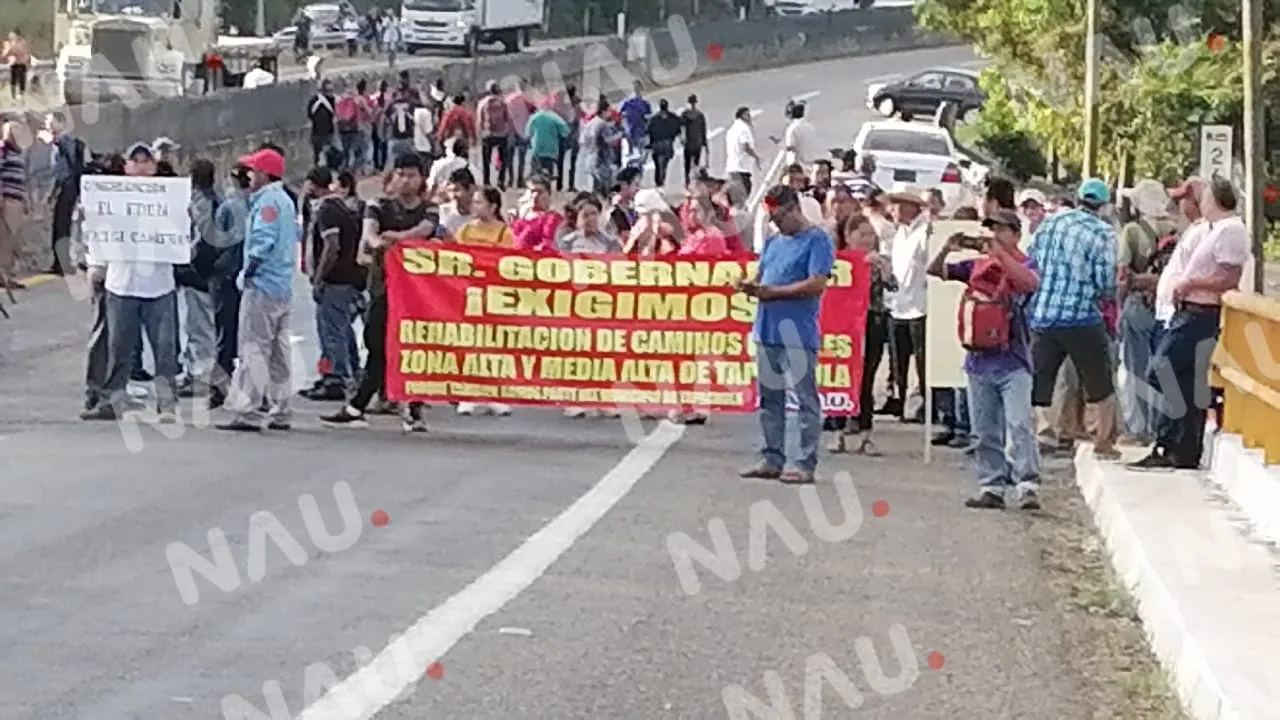 Campesinos bloquean carretera costera
