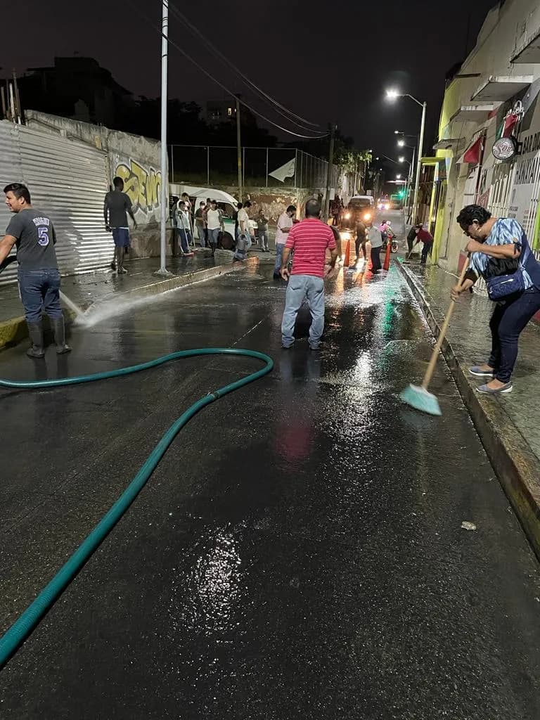 SANITIZAN CALLES DEL MERCADO SEBASTIÁN ESCOBAR EN TAPACHULA