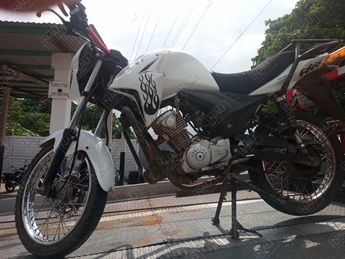Abandonan motocicleta con reporte de robo
