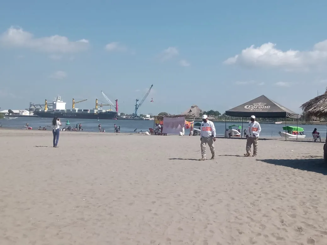 MANTIENEN OPERATIVOS PREVENTIVOS EN PLAYAS DE TAPACHULA; ATIENDEN A MUJER ARRASTRADA POR OLA