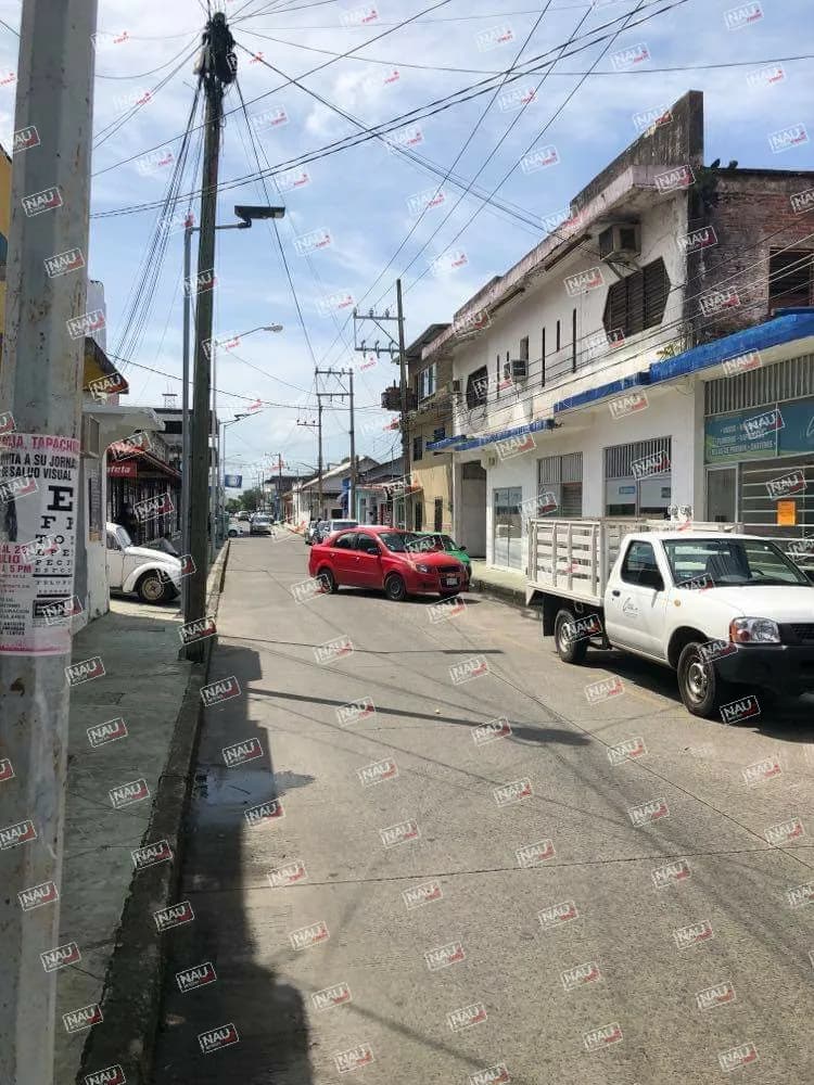 Roban objetos de valor y autopartes de vehículos frente a plaza Yanzeb.