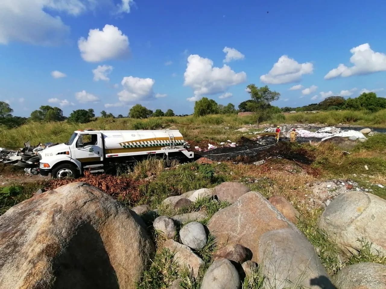 CONTROLA PROTECCIÓN CIVIL INCENDIO EN BASURERO CLANDESTINO