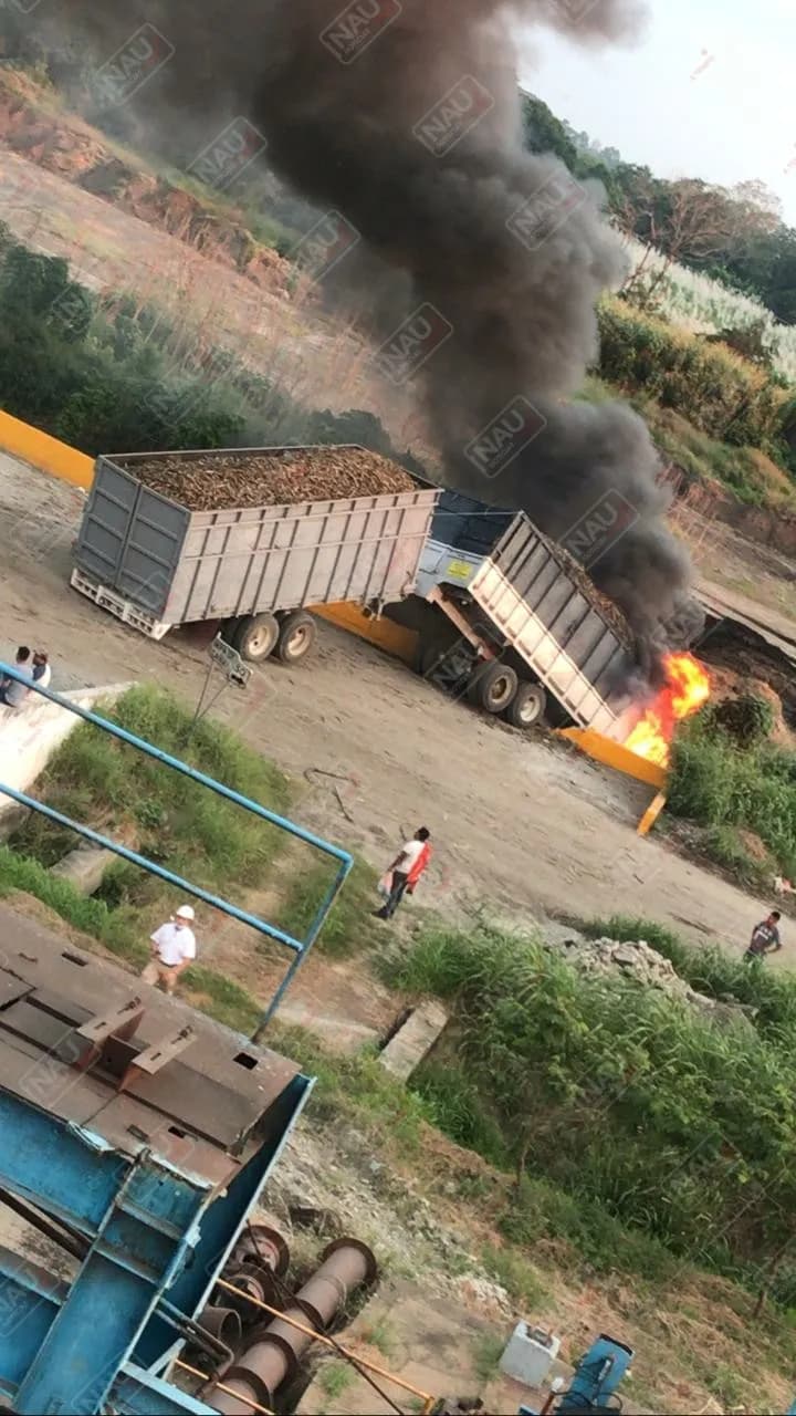 Se incendia camión cargado con caña en Huixtla