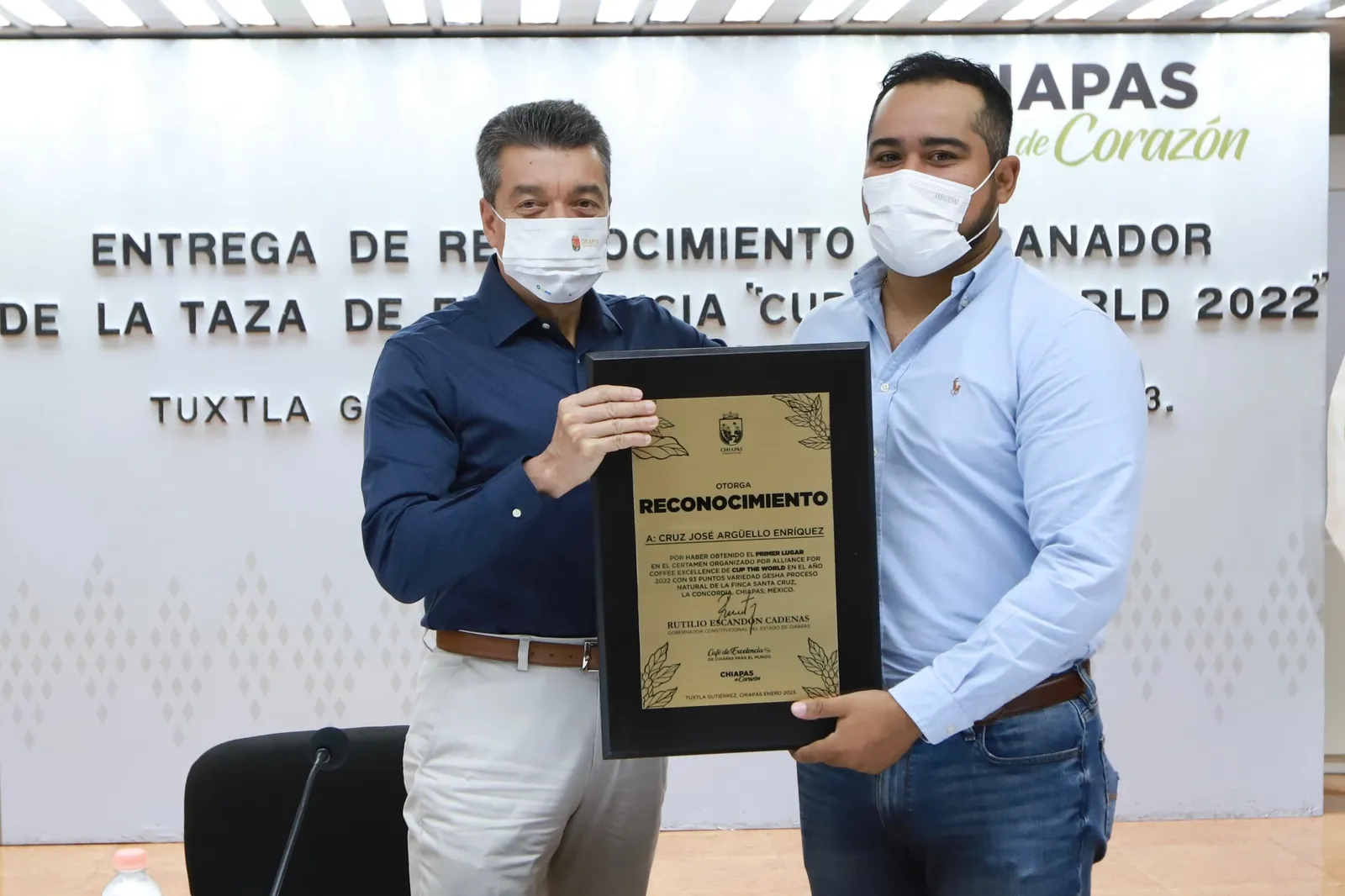 Reconoce Rutilio Escandón a la Finca Santa Cruz, ganadora del primer lugar en “Cup the World 2022”