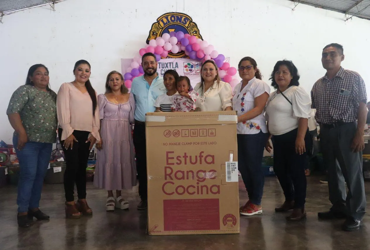 Con Mariachis, marimba, sorpresas y regalos, festejo Julio Gamboa a las mamás tuxtlachiquenses