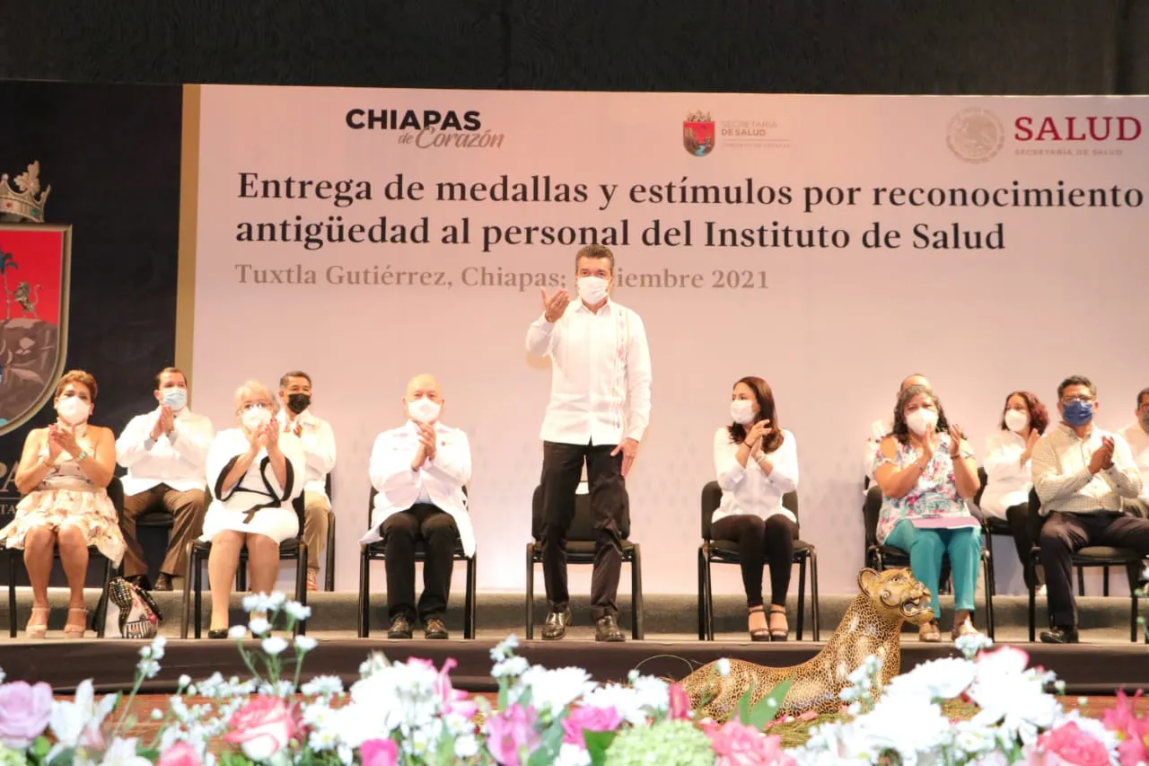 Entrega Rutilio Escandón medallas y estímulos por reconocimiento de antigüedad al personal de salud
