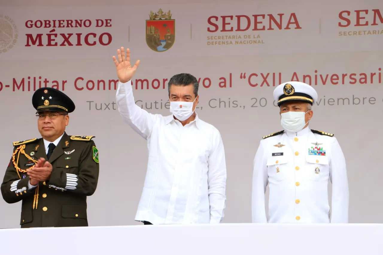 Presencia Rutilio Escandón el desfile conmemorativo al CXII Aniversario de la Revolución Mexicana