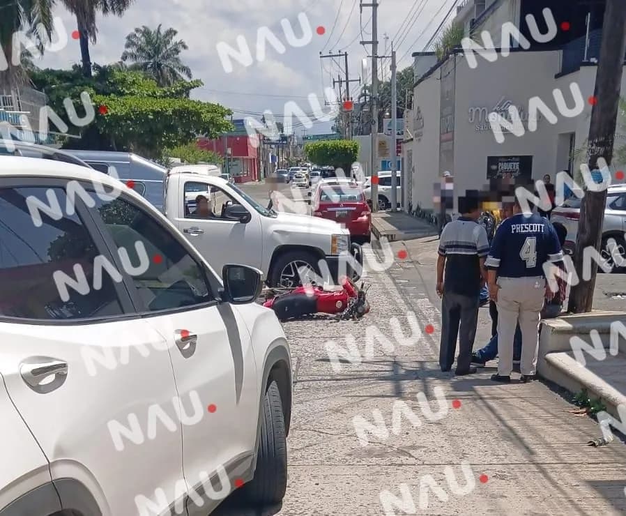 Leve Choque entre Camioneta y Motocicleta
