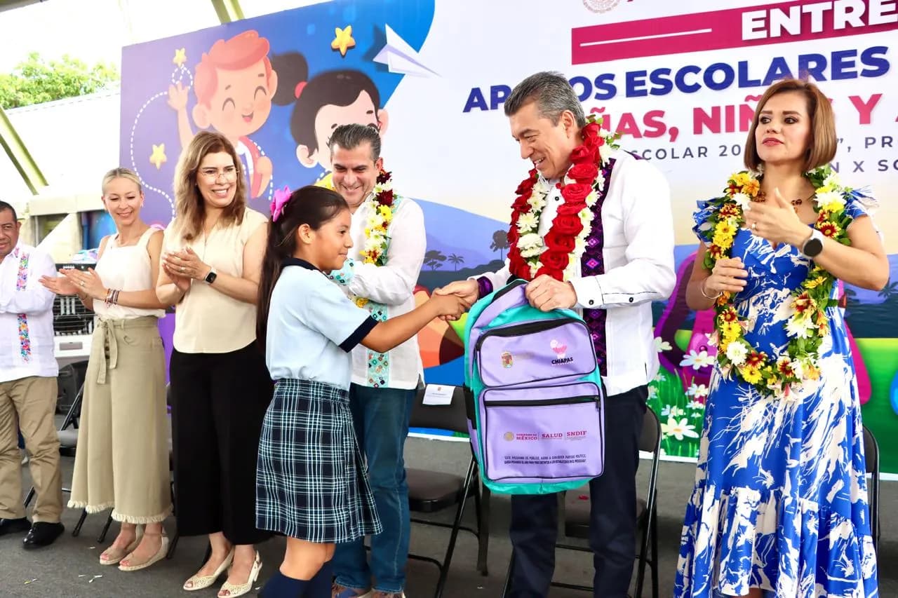 Rutilio Escandón entrega Apoyos Escolares de Corazón a estudiantes de la Región Soconusco