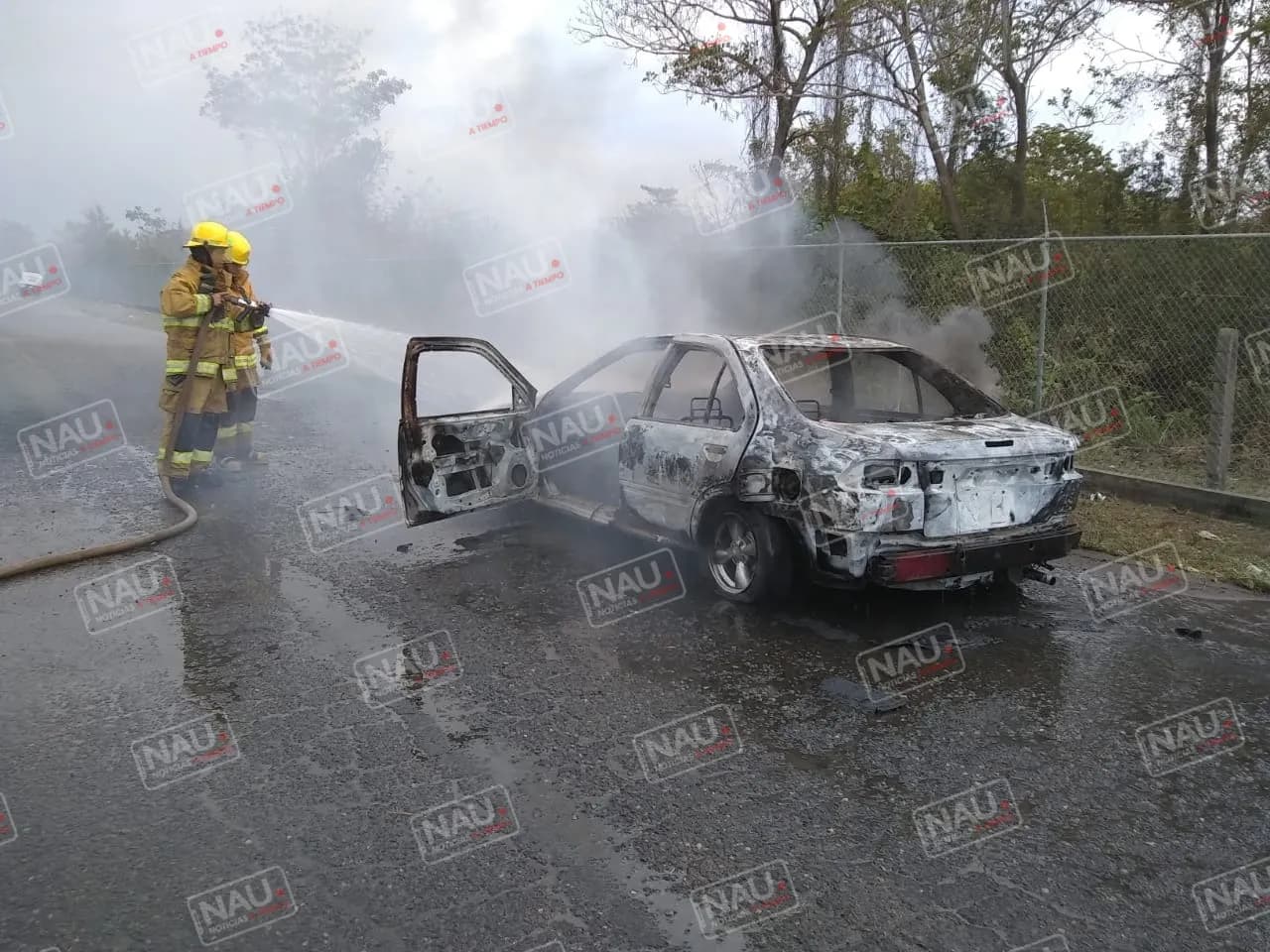 Se incendia vehículo sobre la Carretera a Ejido Morelos