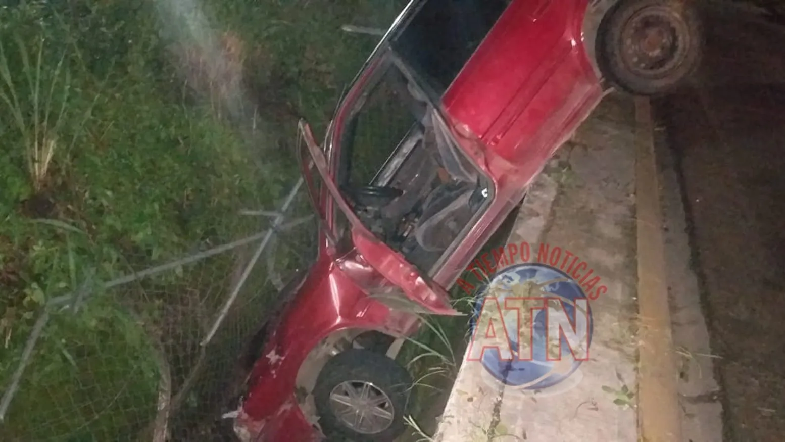 Automóvil cae al dren pluvial