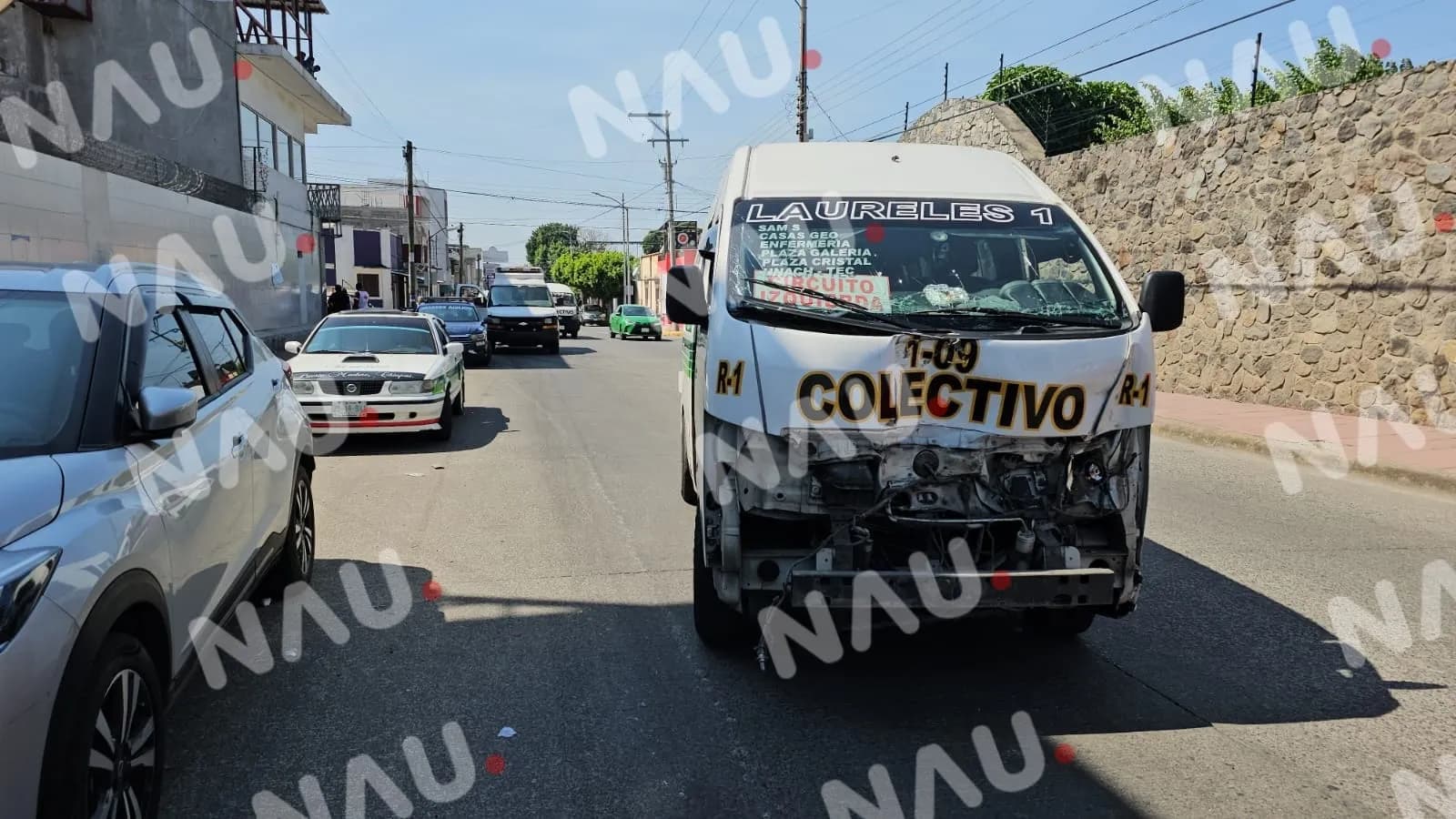 Atiende cruz roja a dos personas con lesiones leves en accidente