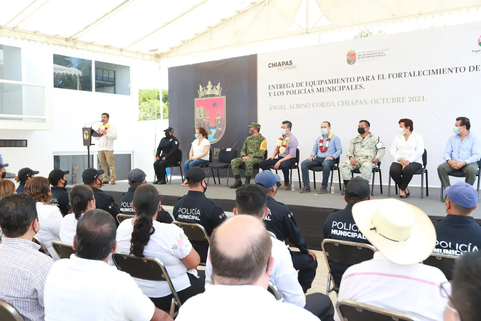 En Ángel Albino Corzo, Rutilio Escandón entrega equipamiento a las y los policías municipales