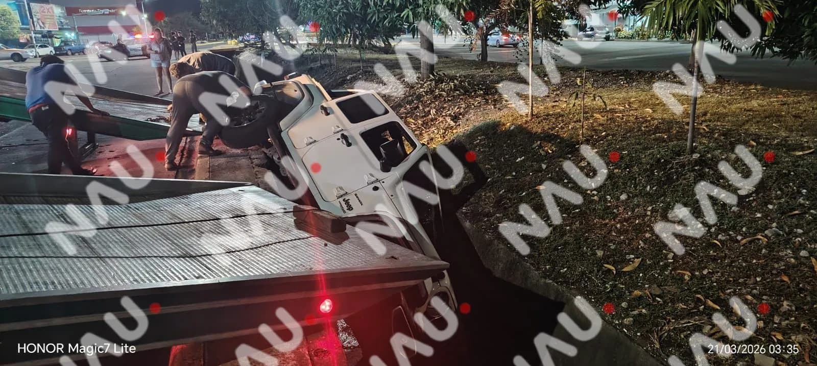 CAE CAMIONETA AL DREN PLUVIAL; CONDUCTORA RESULTA ILESA
