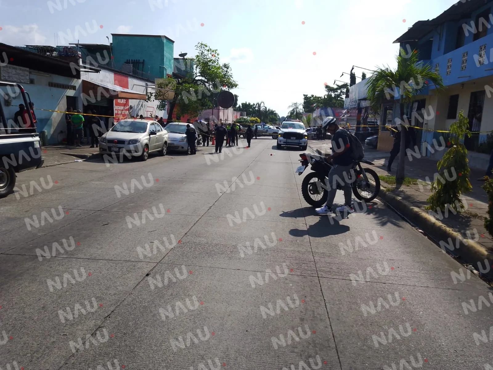 Dos sujetos realizan disparos en contra de motociclista y se estrella en la parte trasera de un vehículo