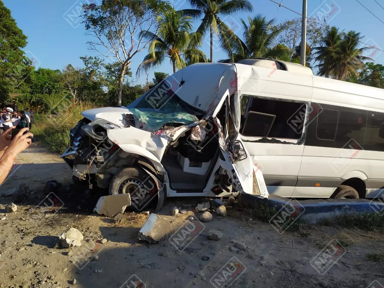 Microbús choca por alcance contra un vehículo