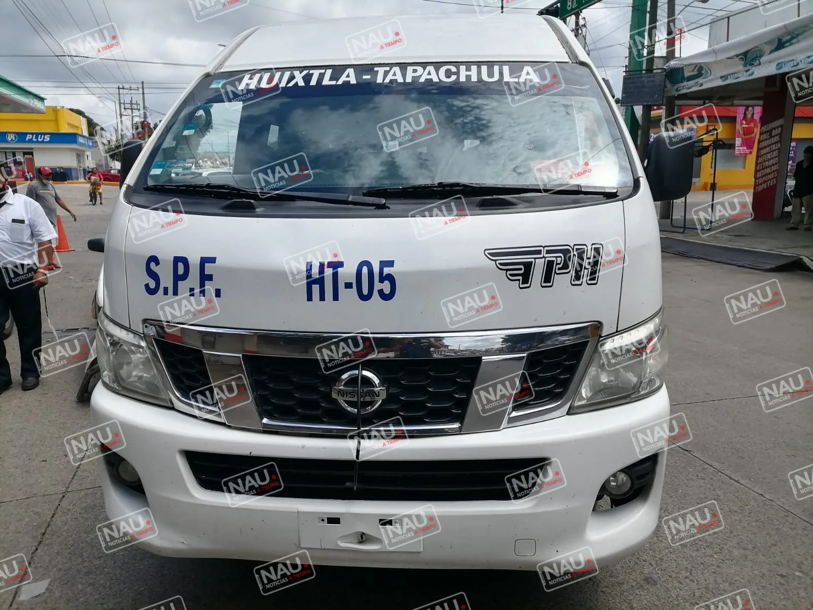 Choque de taxi y combi deja solo daños