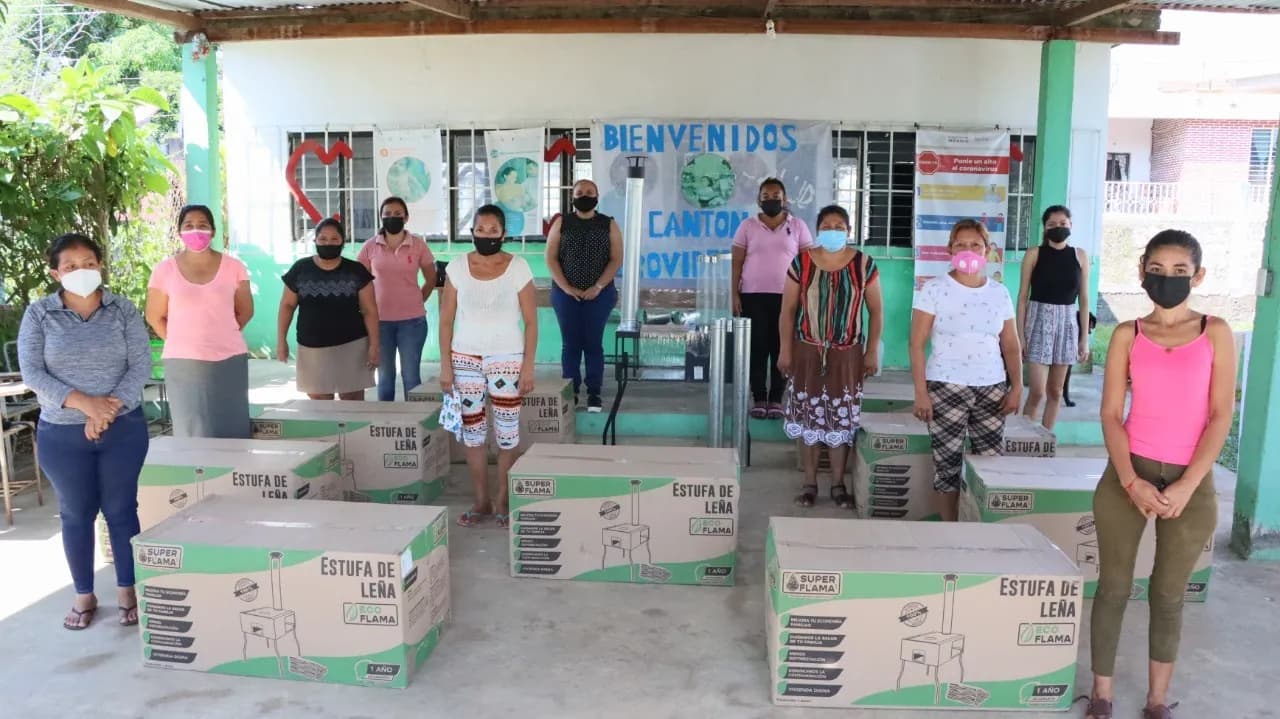 SDIF TAPACHULA ENTREGA ESTUFAS ECOLÓGICAS EN COMUNIDADES RURALES