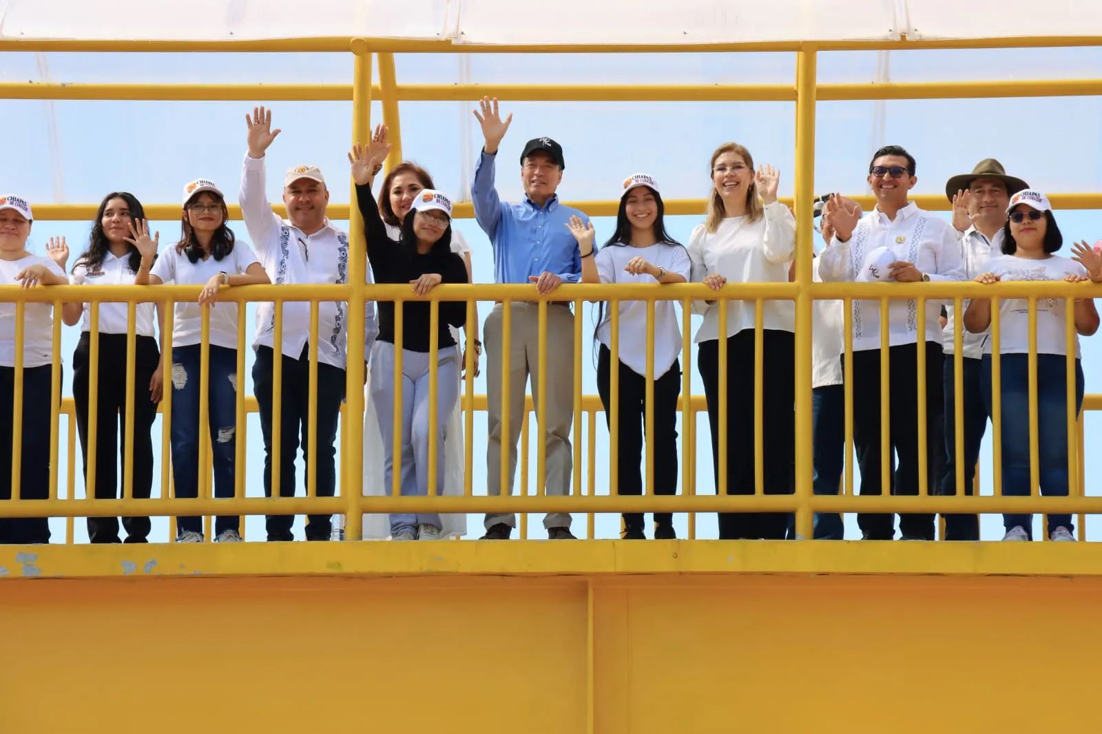 Rutilio Escandón entrega obra vial, autobuses escolares y equipamiento a la UP Tapachula
