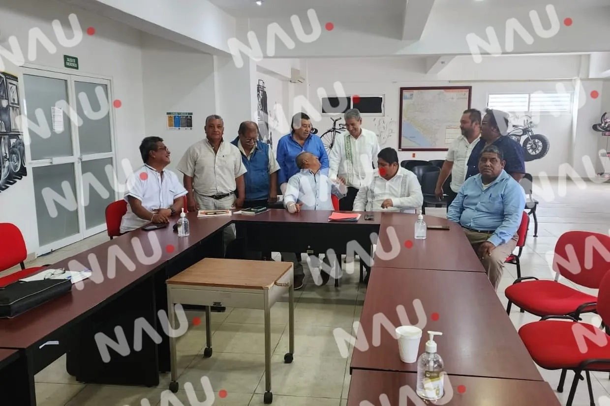 Choferes solicitantes de concesiones se reúnen con el titular de la SMyT Aquiles Espinosa