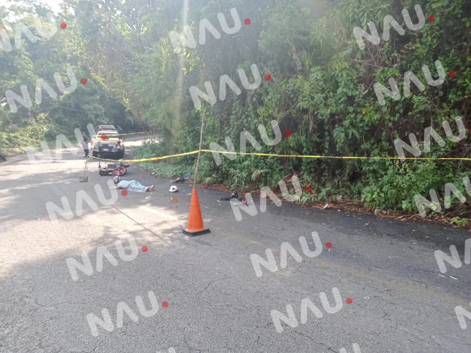 Mueren dos motocicletas que invadieron carril contrario y chocan contra el camión de la empresa cervecera